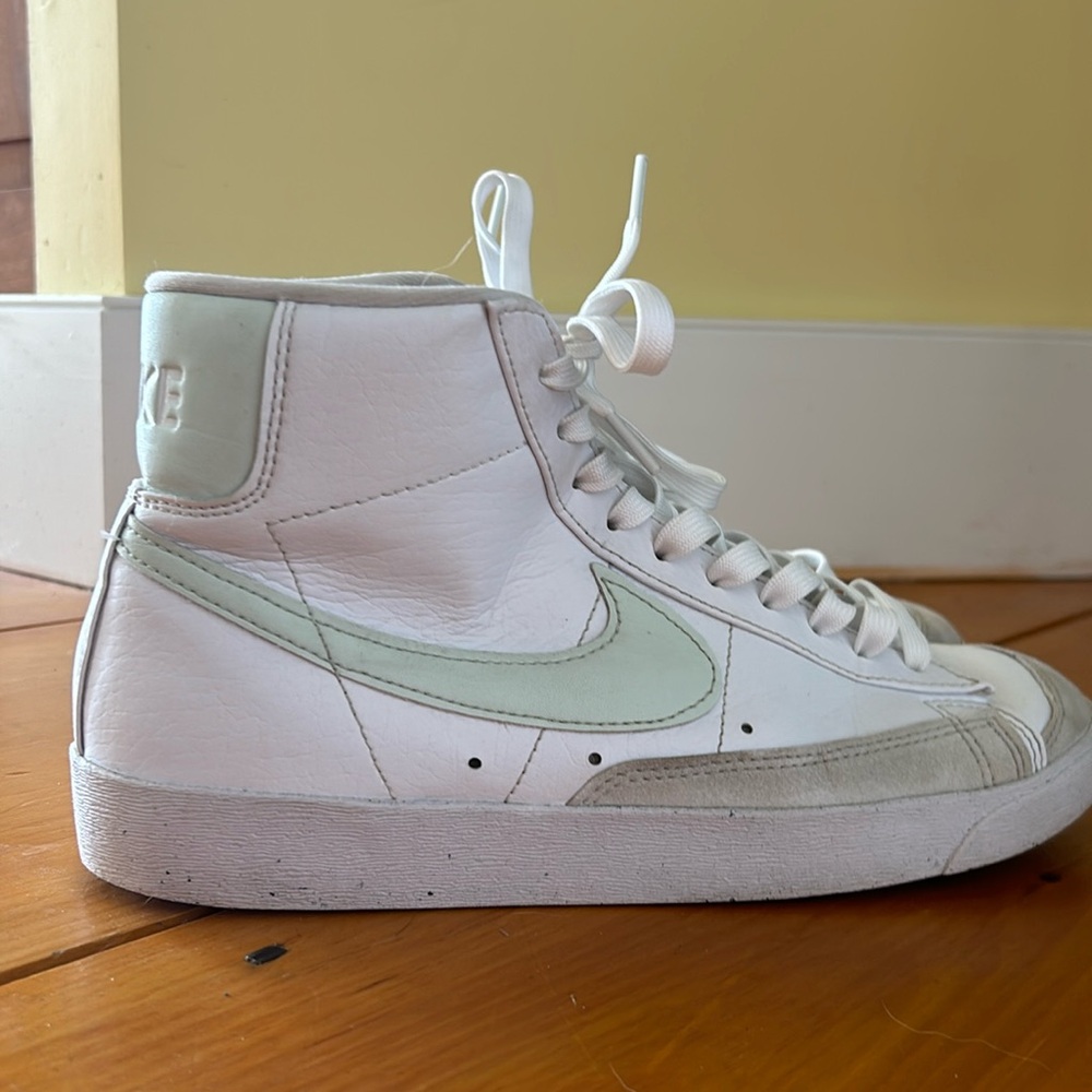 Women’s Nike Blazer Mid 77 Next Nature Size 9.5